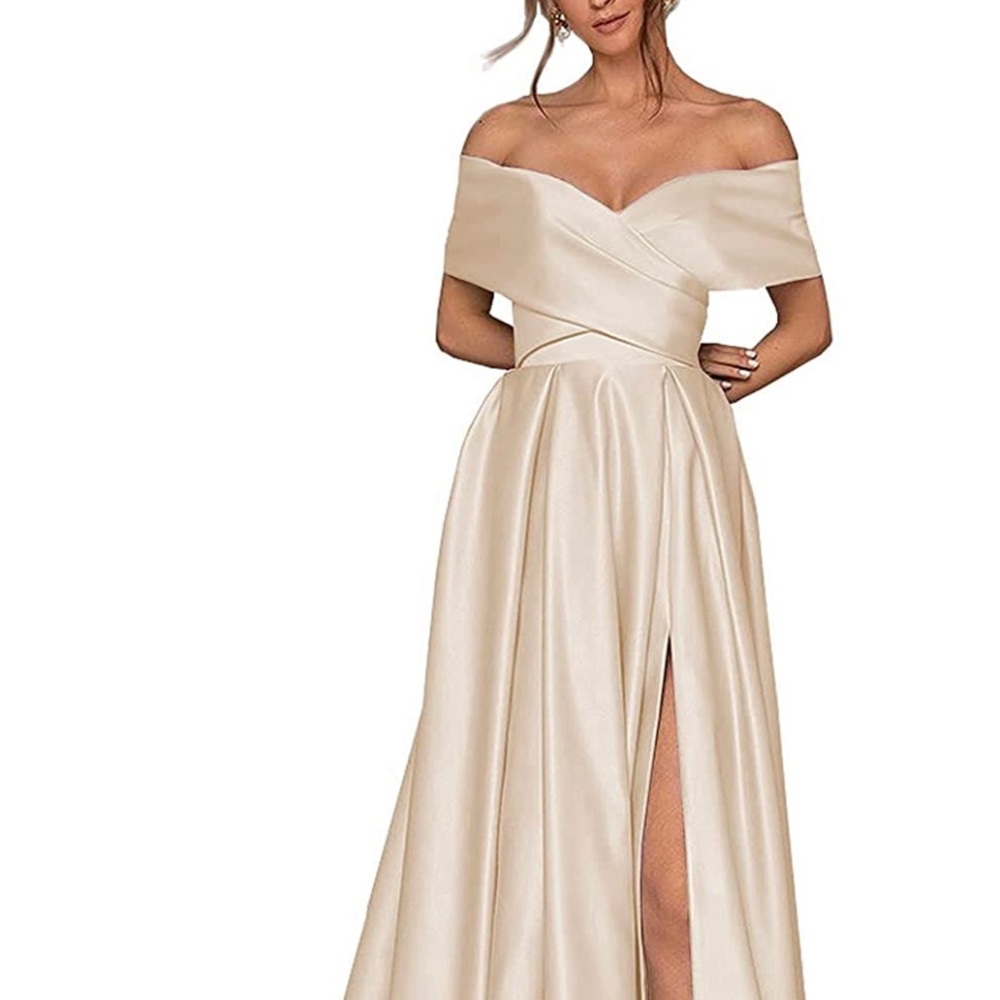 Never Worn Yellow/champagne Gown Size 2 with pockets!